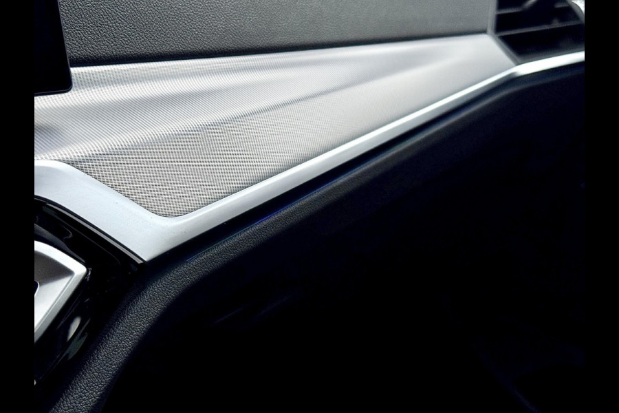 BMW 3 Serie Touring 320e | Trekhaak | Nieuw model | Carplay | Camera | Skyscraper grau | Sfeerverlichting | Widescreen | M Shadow