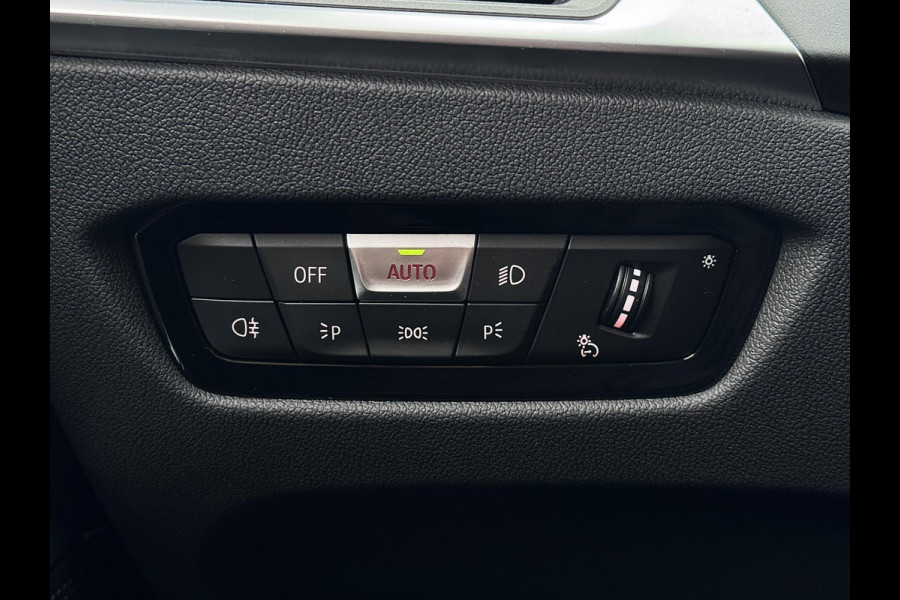 BMW 3 Serie Touring 320e | Trekhaak | Nieuw model | Carplay | Camera | Skyscraper grau | Sfeerverlichting | Widescreen | M Shadow