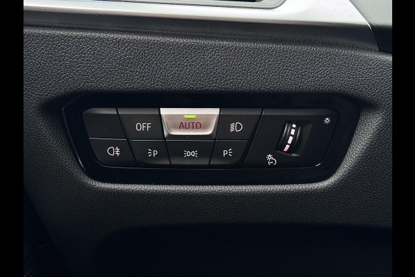 BMW 3 Serie Touring 320e | Trekhaak | Nieuw model | Carplay | Camera | Skyscraper grau | Sfeerverlichting | Widescreen | M Shadow