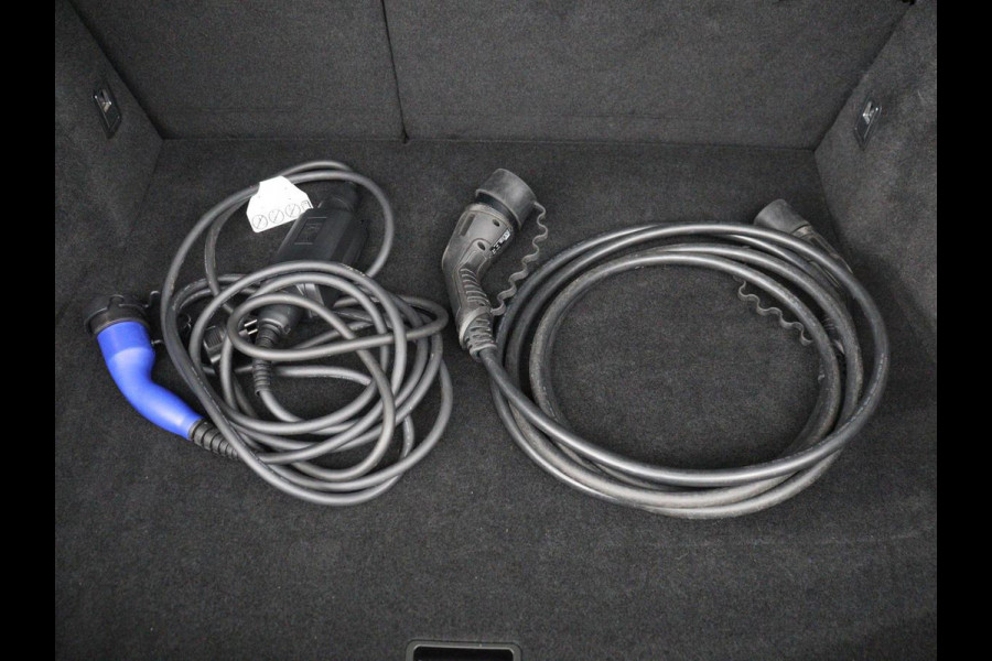 Lexus UX 300e 54 kWh | Alcantara | Adaptive cruise | Carplay | Full LED | Elektrische stoelen | Climate control | Bluetooth | DAB