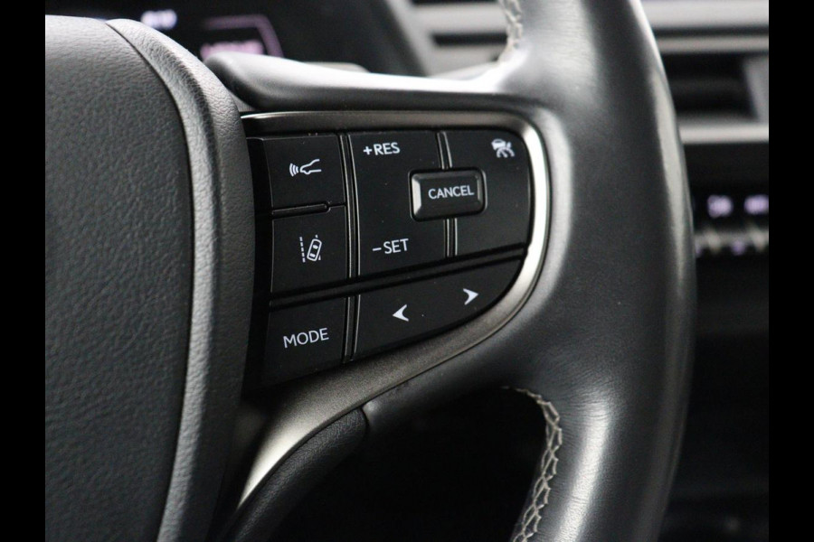 Lexus UX 300e 54 kWh | Alcantara | Adaptive cruise | Carplay | Full LED | Elektrische stoelen | Climate control | Bluetooth | DAB