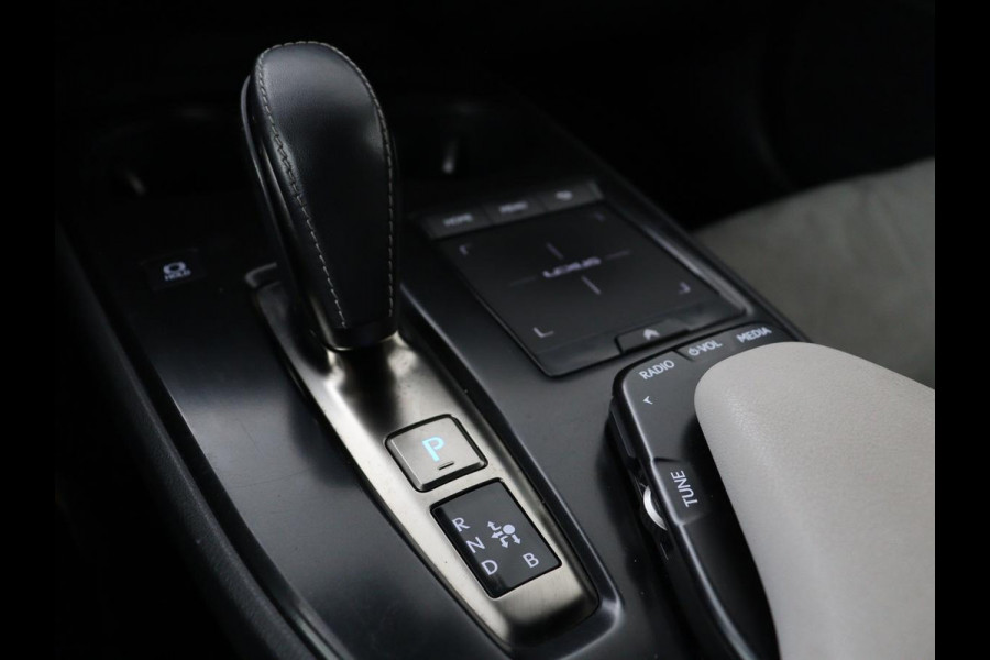 Lexus UX 300e 54 kWh | Alcantara | Adaptive cruise | Carplay | Full LED | Elektrische stoelen | Climate control | Bluetooth | DAB