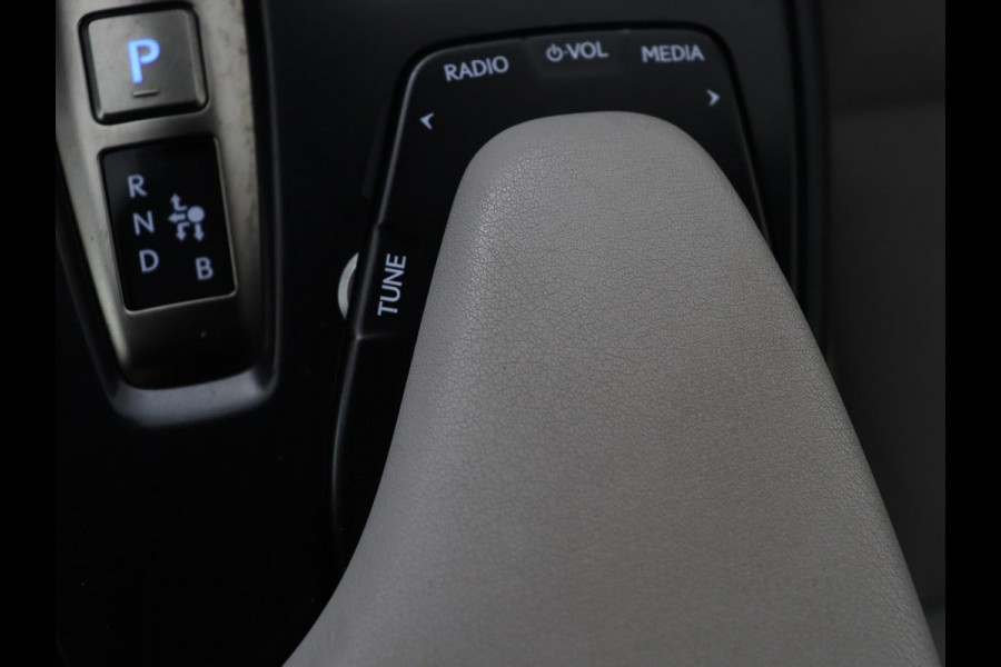 Lexus UX 300e 54 kWh | Alcantara | Adaptive cruise | Carplay | Full LED | Elektrische stoelen | Climate control | Bluetooth | DAB