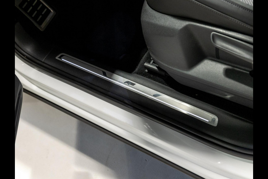 Volkswagen Tiguan 2.0 TSI 4Motion Highline / 180pk / R-Line / Achteruitrijcamera / Cruise / Navigatie / Apple Carplay