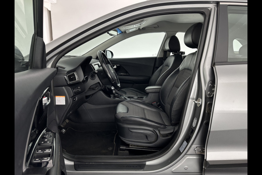 Kia Niro 1.6 GDi Hybrid ExecutiveLine (INCL.BTW) Aut. *LEATHER-FABRIC | NAVI-FULLMAP | KEYLESS | CAMERA | COMFORT-SEATS | DIGI-COCKPIT | LANE-ASSIST | ECC | CARPLAY | PDC | TOWBAR | 16''ALU*