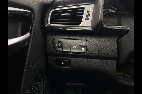 Kia Niro 1.6 GDi Hybrid ExecutiveLine (INCL.BTW) Aut. *LEATHER-FABRIC | NAVI-FULLMAP | KEYLESS | CAMERA | COMFORT-SEATS | DIGI-COCKPIT | LANE-ASSIST | ECC | CARPLAY | PDC | TOWBAR | 16''ALU*