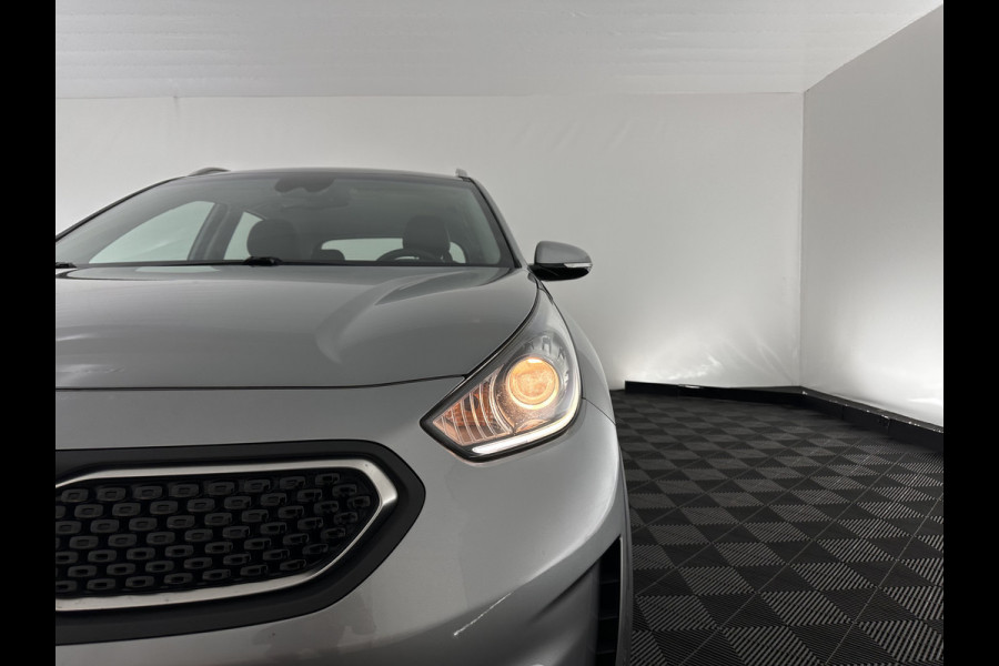 Kia Niro 1.6 GDi Hybrid ExecutiveLine (INCL.BTW) Aut. *LEATHER-FABRIC | NAVI-FULLMAP | KEYLESS | CAMERA | COMFORT-SEATS | DIGI-COCKPIT | LANE-ASSIST | ECC | CARPLAY | PDC | TOWBAR | 16''ALU*