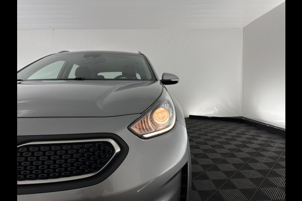 Kia Niro 1.6 GDi Hybrid ExecutiveLine (INCL.BTW) Aut. *LEATHER-FABRIC | NAVI-FULLMAP | KEYLESS | CAMERA | COMFORT-SEATS | DIGI-COCKPIT | LANE-ASSIST | ECC | CARPLAY | PDC | TOWBAR | 16''ALU*