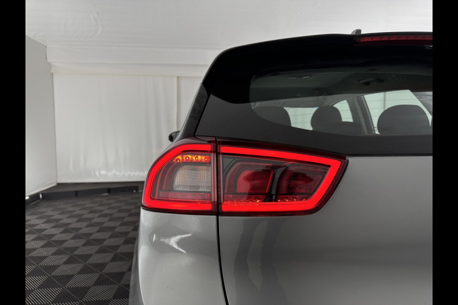 Kia Niro 1.6 GDi Hybrid ExecutiveLine (INCL.BTW) Aut. *LEATHER-FABRIC | NAVI-FULLMAP | KEYLESS | CAMERA | COMFORT-SEATS | DIGI-COCKPIT | LANE-ASSIST | ECC | CARPLAY | PDC | TOWBAR | 16''ALU*