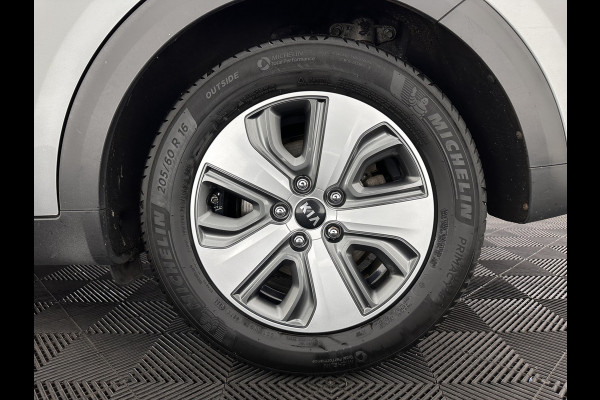 Kia Niro 1.6 GDi Hybrid ExecutiveLine (INCL.BTW) Aut. *LEATHER-FABRIC | NAVI-FULLMAP | KEYLESS | CAMERA | COMFORT-SEATS | DIGI-COCKPIT | LANE-ASSIST | ECC | CARPLAY | PDC | TOWBAR | 16''ALU*