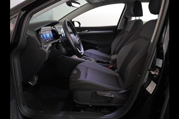 Volkswagen Golf 1.0 eTSI Life Active 110 pk Automaat (DSG) | Navigatie | Parkeersensoren (Park assist) | Achteruitrijcamera | Stoelverwarming | Autom. airco (3 zones) |