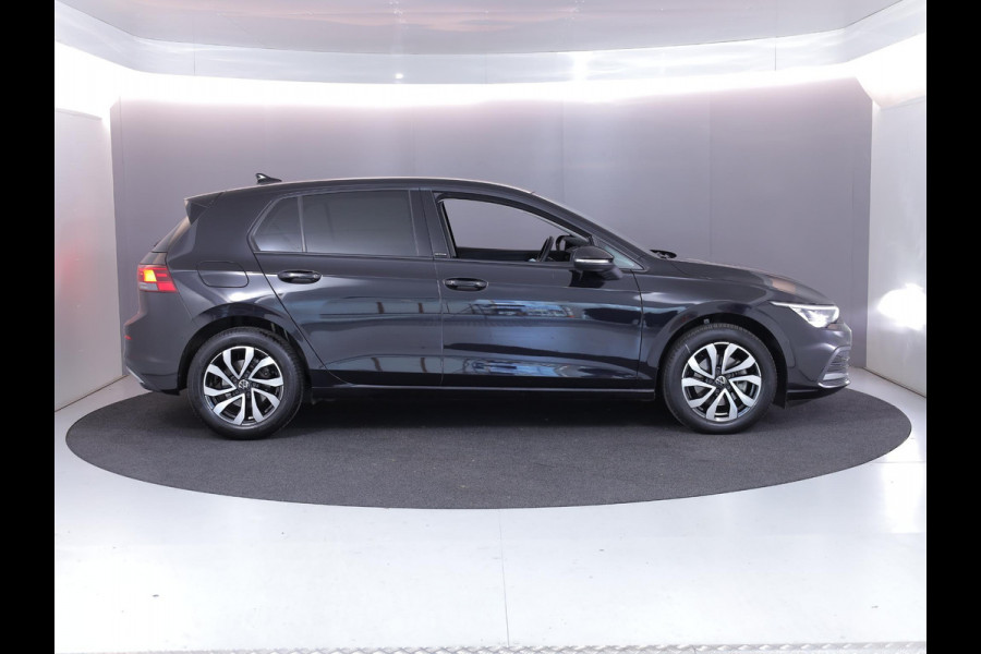 Volkswagen Golf 1.0 eTSI Life Active 110 pk Automaat (DSG) | Navigatie | Parkeersensoren (Park assist) | Achteruitrijcamera | Stoelverwarming | Autom. airco (3 zones) |