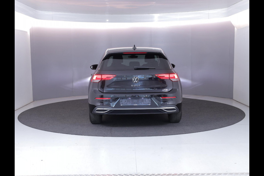 Volkswagen Golf 1.0 eTSI Life Active 110 pk Automaat (DSG) | Navigatie | Parkeersensoren (Park assist) | Achteruitrijcamera | Stoelverwarming | Autom. airco (3 zones) |