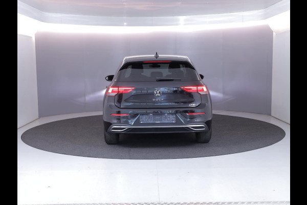 Volkswagen Golf 1.0 eTSI Life Active 110 pk Automaat (DSG) | Navigatie | Parkeersensoren (Park assist) | Achteruitrijcamera | Stoelverwarming | Autom. airco (3 zones) |