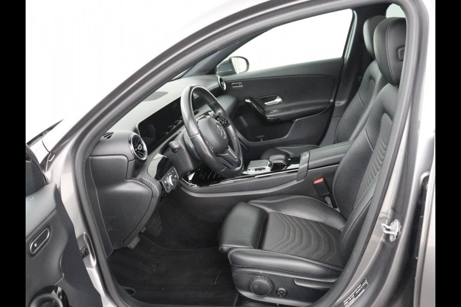 Mercedes-Benz A-Klasse 200 Business Solution Plus Upgrade | Panoramadak | Stoelverwarming | Half leder | Widescreen | Camera | Navigatie | Park Assist | Cruise control | Full LED
