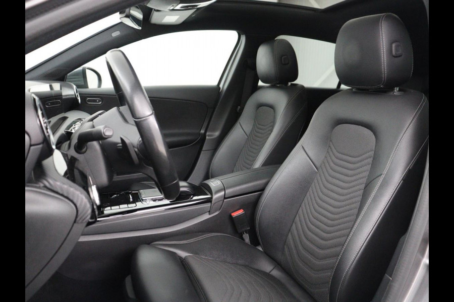 Mercedes-Benz A-Klasse 200 Business Solution Plus Upgrade | Panoramadak | Stoelverwarming | Half leder | Widescreen | Camera | Navigatie | Park Assist | Cruise control | Full LED