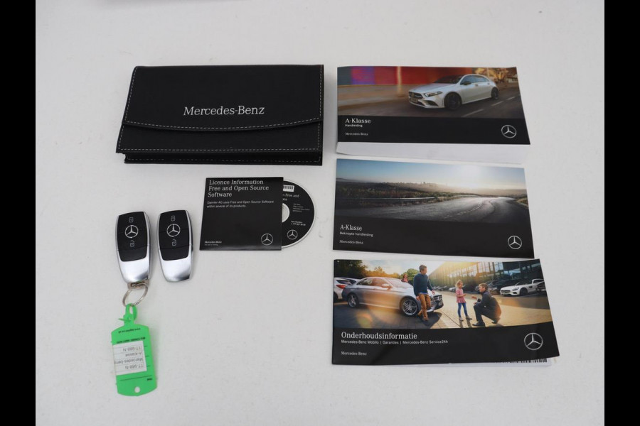 Mercedes-Benz A-Klasse 200 Business Solution Plus Upgrade | Panoramadak | Stoelverwarming | Half leder | Widescreen | Camera | Navigatie | Park Assist | Cruise control | Full LED