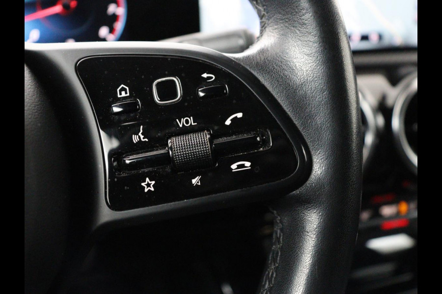 Mercedes-Benz A-Klasse 200 Business Solution Plus Upgrade | Panoramadak | Stoelverwarming | Half leder | Widescreen | Camera | Navigatie | Park Assist | Cruise control | Full LED