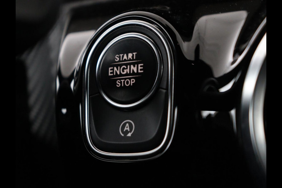 Mercedes-Benz A-Klasse 200 Business Solution Plus Upgrade | Panoramadak | Stoelverwarming | Half leder | Widescreen | Camera | Navigatie | Park Assist | Cruise control | Full LED