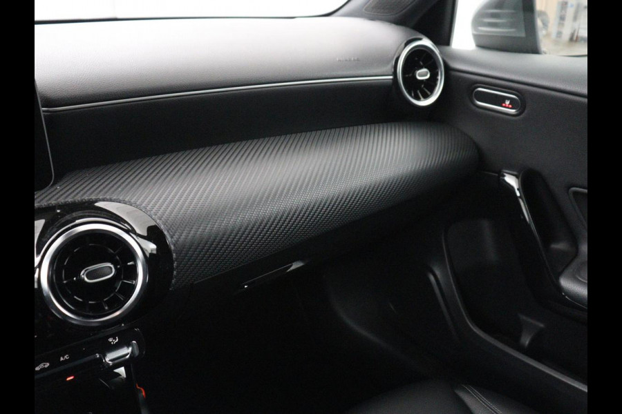 Mercedes-Benz A-Klasse 200 Business Solution Plus Upgrade | Panoramadak | Stoelverwarming | Half leder | Widescreen | Camera | Navigatie | Park Assist | Cruise control | Full LED