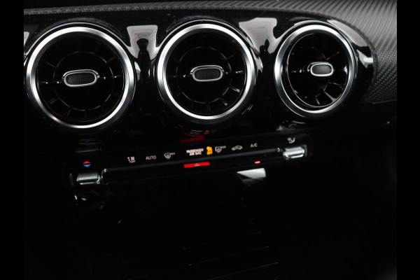 Mercedes-Benz A-Klasse 200 Business Solution Plus Upgrade | Panoramadak | Stoelverwarming | Half leder | Widescreen | Camera | Navigatie | Park Assist | Cruise control | Full LED