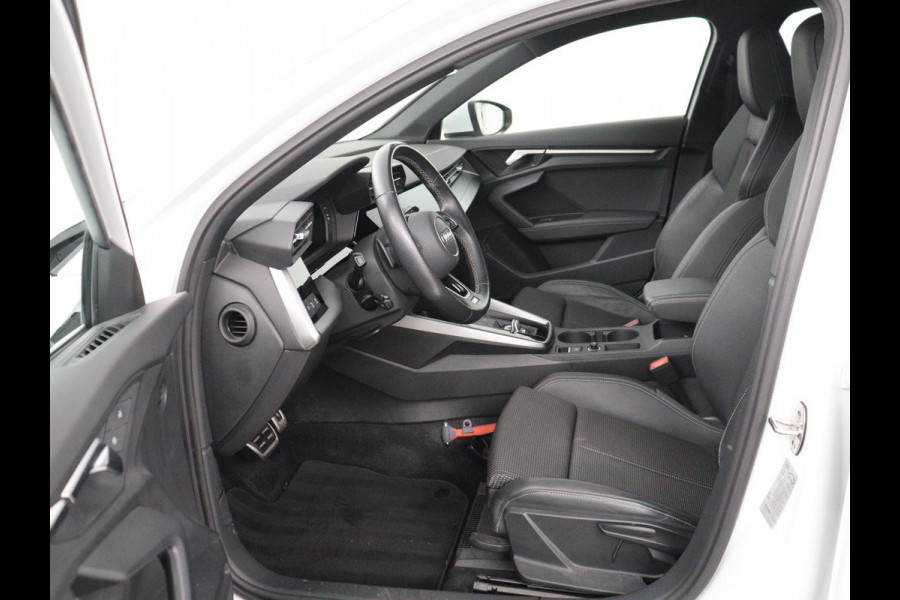 Audi A3 30 TFSI S edition | Stoelverwarming | Park Assist | Sportstoelen | Carplay | Half leder | Virtual Cockpit | Full LED | Navigatie | Climate control | Cruise control