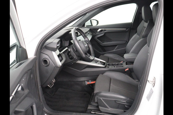 Audi A3 30 TFSI S edition | Stoelverwarming | Park Assist | Sportstoelen | Carplay | Half leder | Virtual Cockpit | Full LED | Navigatie | Climate control | Cruise control