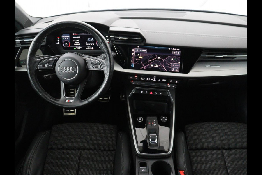 Audi A3 30 TFSI S edition | Stoelverwarming | Park Assist | Sportstoelen | Carplay | Half leder | Virtual Cockpit | Full LED | Navigatie | Climate control | Cruise control