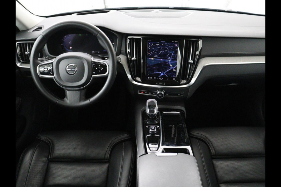 Volvo V60 2.0 T8 Plug-in AWD Ultimate Bright | Panoramadak | Trekhaak | Leder | Stoelventilatie | 360 Camera | Harman/Kardon | Head-Up | Keyless | Carplay | Achterbankverwarming | Adaptive cruise | PHEV