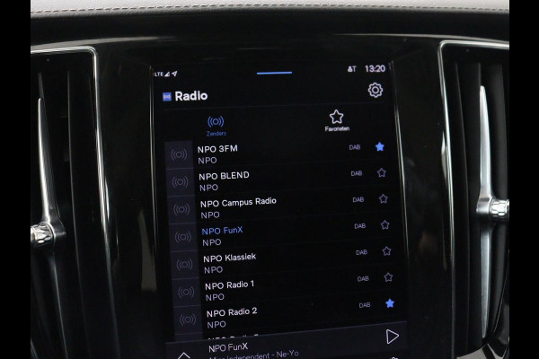 Volvo V60 2.0 T8 Plug-in AWD Ultimate Bright | Panoramadak | Trekhaak | Leder | Stoelventilatie | 360 Camera | Harman/Kardon | Head-Up | Keyless | Carplay | Achterbankverwarming | Adaptive cruise | PHEV