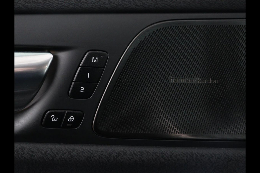 Volvo V60 2.0 T8 Plug-in AWD Ultimate Bright | Panoramadak | Trekhaak | Leder | Stoelventilatie | 360 Camera | Harman/Kardon | Head-Up | Keyless | Carplay | Achterbankverwarming | Adaptive cruise | PHEV