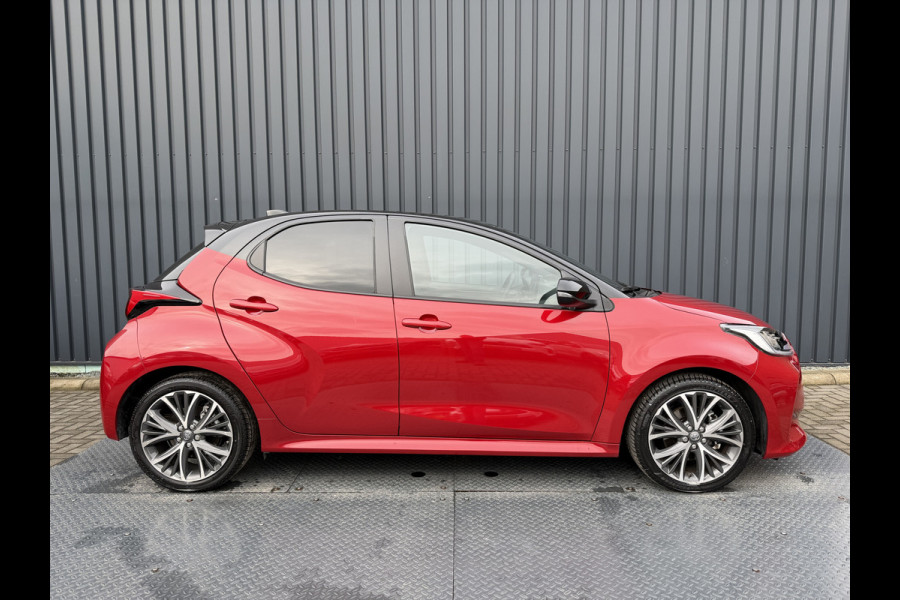Toyota Yaris 1.5 Hybrid Executive / Bi tone | Pano dak | Emotional Red | PDC V+A | BSM | Rijklaar!!