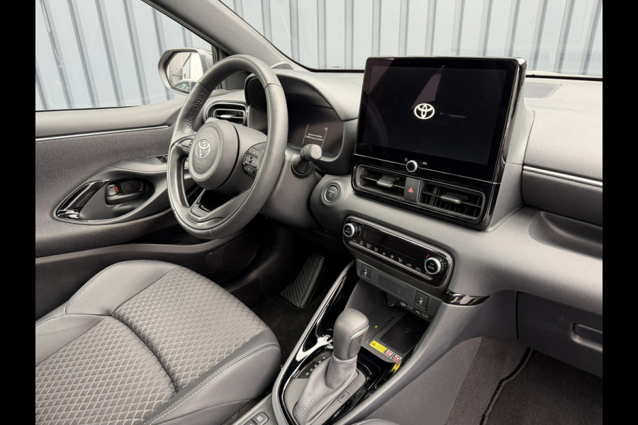 Toyota Yaris 1.5 Hybrid Executive / Bi tone | Pano dak | Emotional Red | PDC V+A | BSM | Rijklaar!!