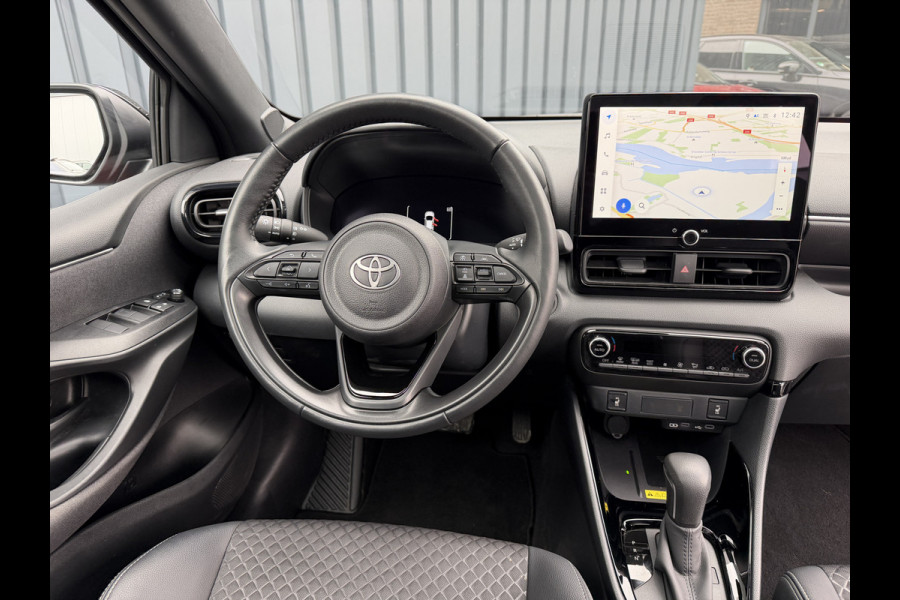 Toyota Yaris 1.5 Hybrid Executive / Bi tone | Pano dak | Emotional Red | PDC V+A | BSM | Rijklaar!!