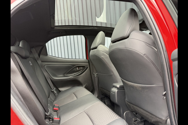 Toyota Yaris 1.5 Hybrid Executive / Bi tone | Pano dak | Emotional Red | PDC V+A | BSM | Rijklaar!!