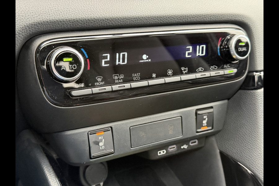 Toyota Yaris 1.5 Hybrid Executive / Bi tone | Pano dak | Emotional Red | PDC V+A | BSM | Rijklaar!!