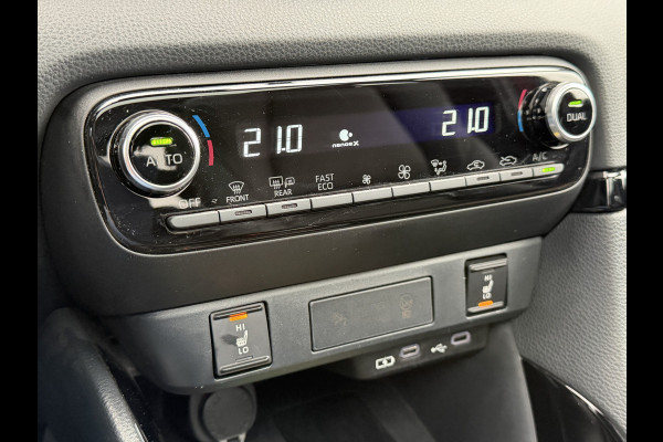 Toyota Yaris 1.5 Hybrid Executive / Bi tone | Pano dak | Emotional Red | PDC V+A | BSM | Rijklaar!!