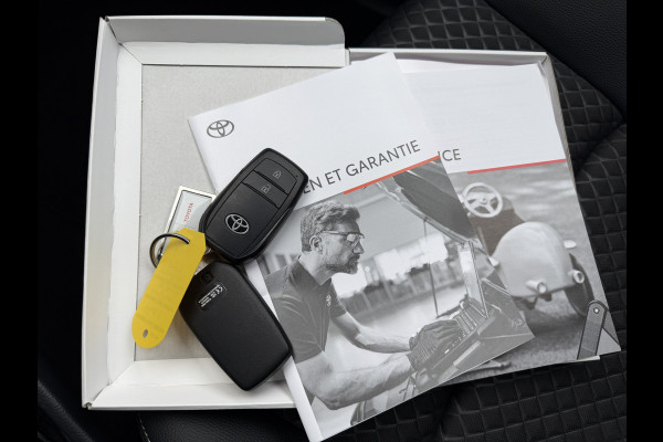 Toyota Yaris 1.5 Hybrid Executive / Bi tone | Pano dak | Emotional Red | PDC V+A | BSM | Rijklaar!!