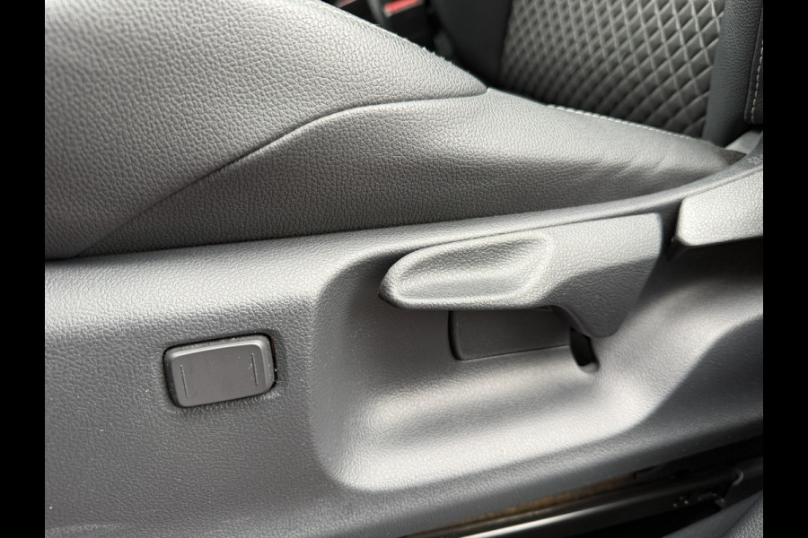 Toyota Yaris 1.5 Hybrid Executive / Bi tone | Pano dak | Emotional Red | PDC V+A | BSM | Rijklaar!!