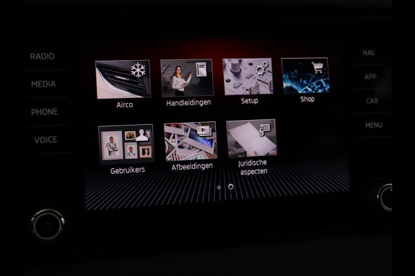 Škoda Karoq 1.5 TSI Sportline | Panoramadak | Stoelverwarming | Virtual Cockpit | Adaptive cruise | Canton Audio | Camera | File Assistent | Keyless | Side Assist | Full LED | Navigatie