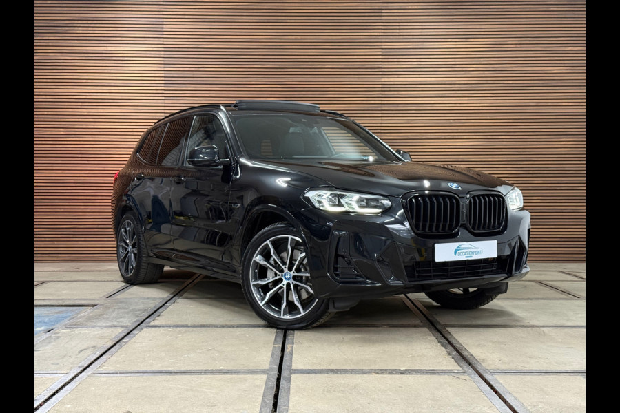 BMW X3 XDrive30e M-Sport | VOL! | Pano | Shadow Line | HuD | 360 | Parkeerassistent-pakket+ | Driving Assistant | Trekhaak |