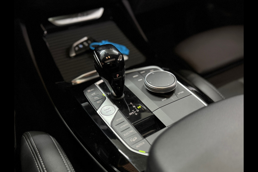 BMW X3 XDrive30e M-Sport | VOL! | Pano | Shadow Line | HuD | 360 | Parkeerassistent-pakket+ | Driving Assistant | Trekhaak |