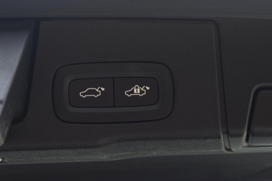 Volvo XC60 T6 350PK Automaat Plug-in Hybrid AWD Ultra Dark / Navigatie / Adaptieve Cruise control / Head Up-Display / Panorama dak / Leder / Elektrische stoelen / 360 Camera / Trekhaak / 20"