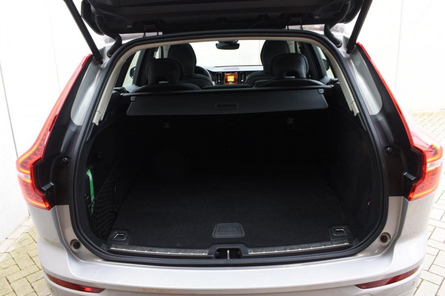 Volvo XC60 T6 350PK Automaat Plug-in Hybrid AWD Ultra Dark / Navigatie / Adaptieve Cruise control / Head Up-Display / Panorama dak / Leder / Elektrische stoelen / 360 Camera / Trekhaak / 20"