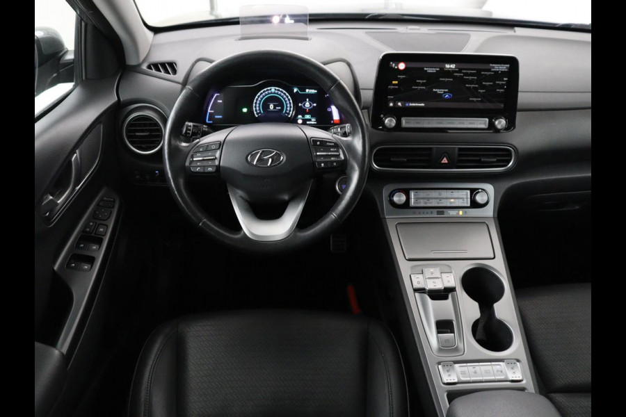 Hyundai Kona EV Premium 64 kWh | SOH 100% | 3 Fase | Stoelventilatie | Leder | Head-Up | Warmtepomp | Camera | Achterbankverwarming | Carplay | Navigatie | Adaptive cruise | Keyless | Parkeerhulp