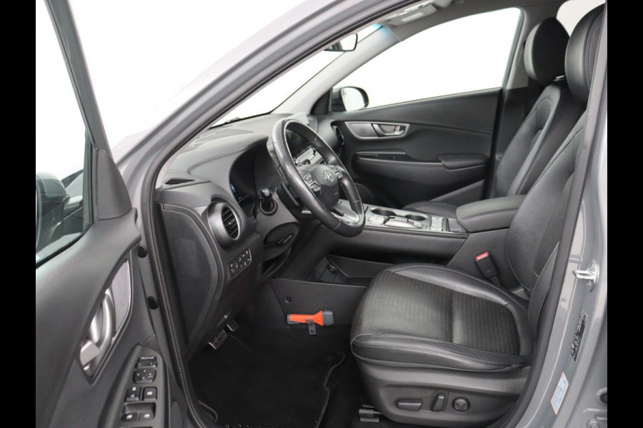 Hyundai Kona EV Premium 64 kWh | SOH 100% | 3 Fase | Stoelventilatie | Leder | Head-Up | Warmtepomp | Camera | Achterbankverwarming | Carplay | Navigatie | Adaptive cruise | Keyless | Parkeerhulp