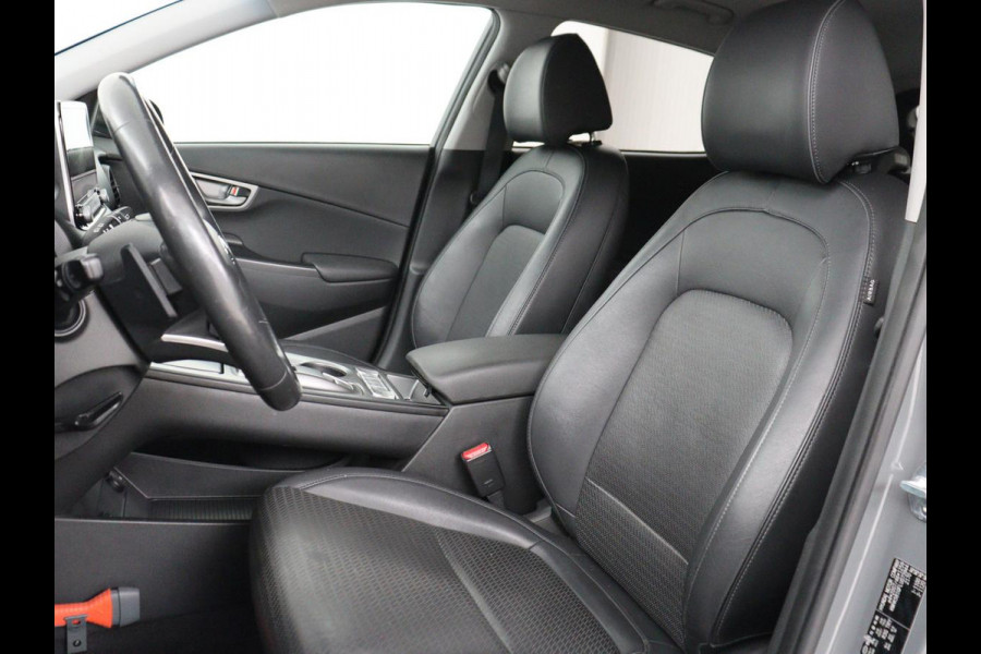 Hyundai Kona EV Premium 64 kWh | SOH 100% | 3 Fase | Stoelventilatie | Leder | Head-Up | Warmtepomp | Camera | Achterbankverwarming | Carplay | Navigatie | Adaptive cruise | Keyless | Parkeerhulp