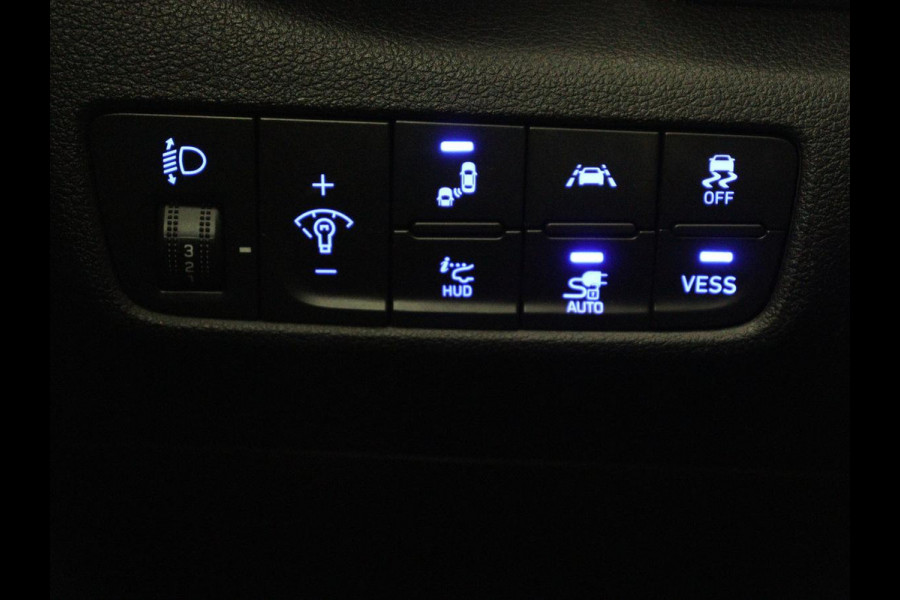 Hyundai Kona EV Premium 64 kWh | SOH 100% | 3 Fase | Stoelventilatie | Leder | Head-Up | Warmtepomp | Camera | Achterbankverwarming | Carplay | Navigatie | Adaptive cruise | Keyless | Parkeerhulp