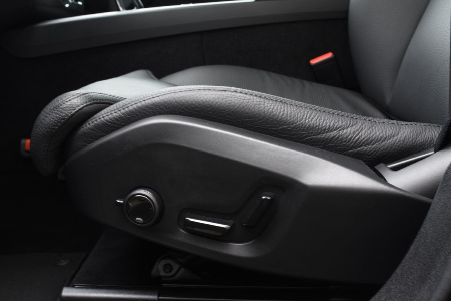 Volvo XC60 T6 350PK Automaat Plug-in Hybrid AWD Ultra Dark / Navigatie / Adaptieve Cruise control / Head Up-Display / Panorama dak / Leder / Elektrische stoelen / 360 Camera / Trekhaak / 20"