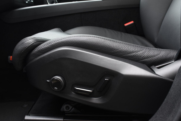 Volvo XC60 T6 350PK Automaat Plug-in Hybrid AWD Ultra Dark / Navigatie / Adaptieve Cruise control / Head Up-Display / Panorama dak / Leder / Elektrische stoelen / 360 Camera / Trekhaak / 20"